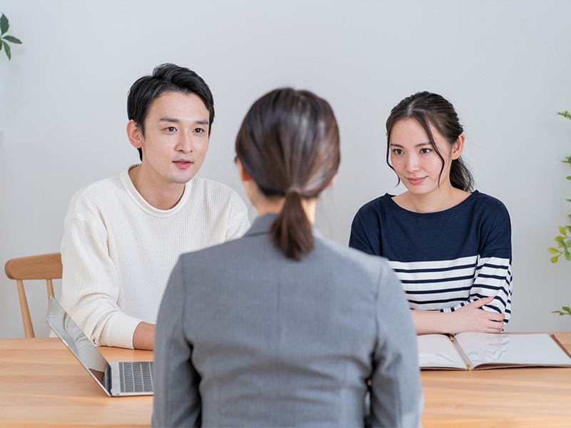 訪問販売の話を聞くカップル