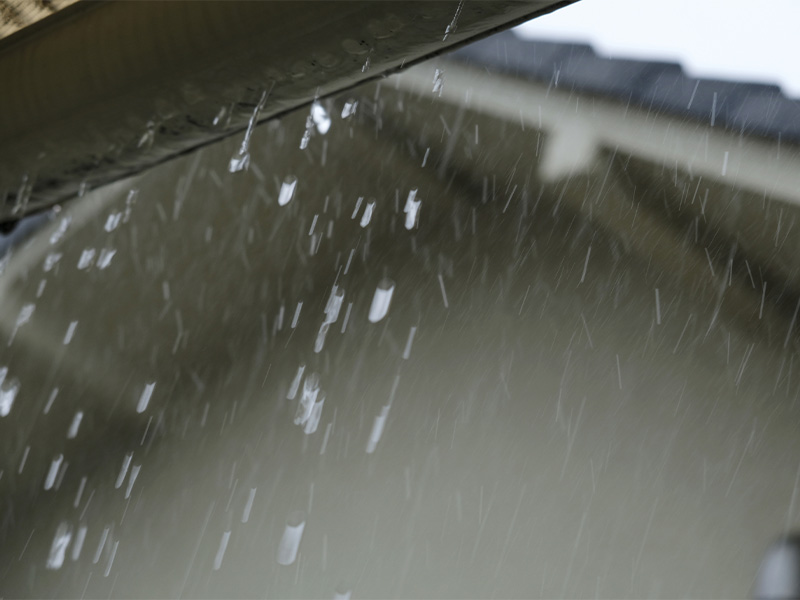 大雨の雨樋