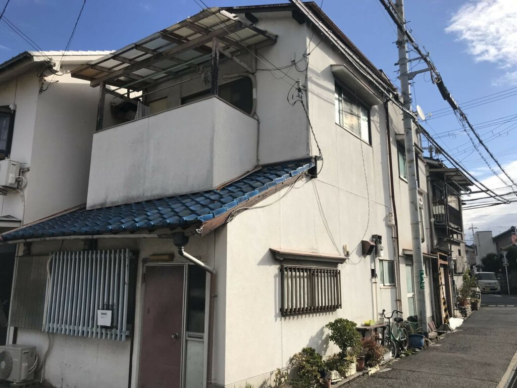 【岸和田市】外壁・屋根塗装の施工事例｜RSゴールドシリコン＋RSルーフマイルド使用の施工前写真