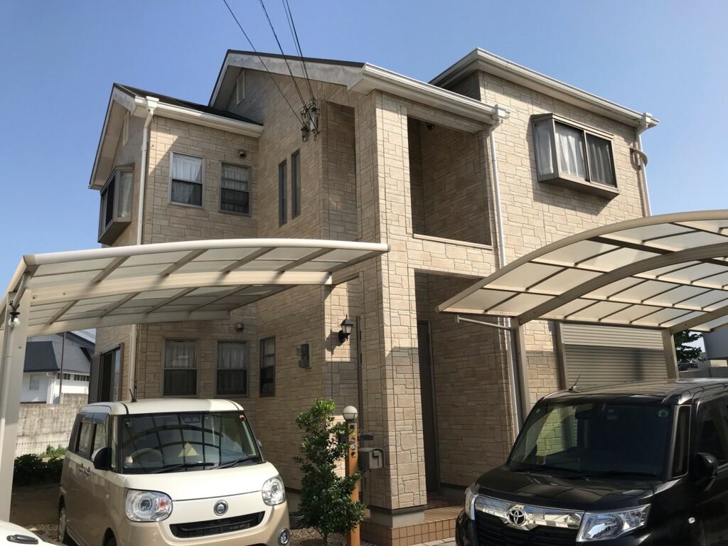 【泉南市】屋根の割れをカバー工法で修復！外壁はプラチナ店専用塗料で上品に一新の施工前写真