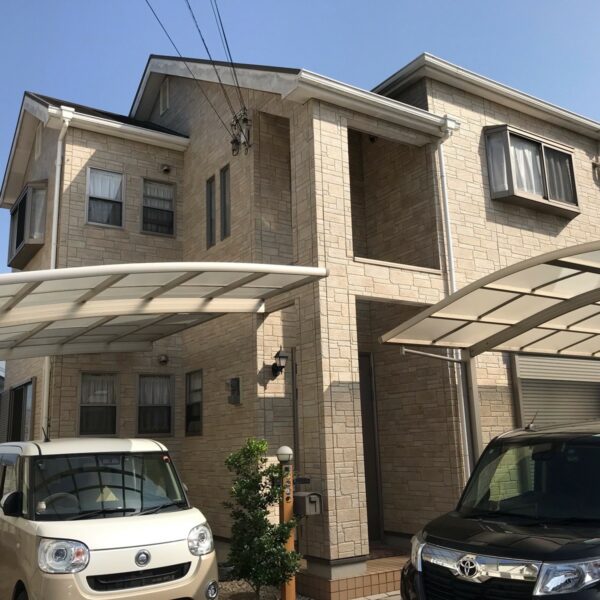 【泉南市】屋根の割れをカバー工法で修復！外壁はプラチナ店専用塗料で上品に一新