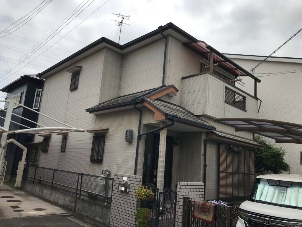 【岸和田市｜外壁・屋根塗装】RSシルバーグロスSi×赤さび色でやさしく引き締まった外観にの施工前写真