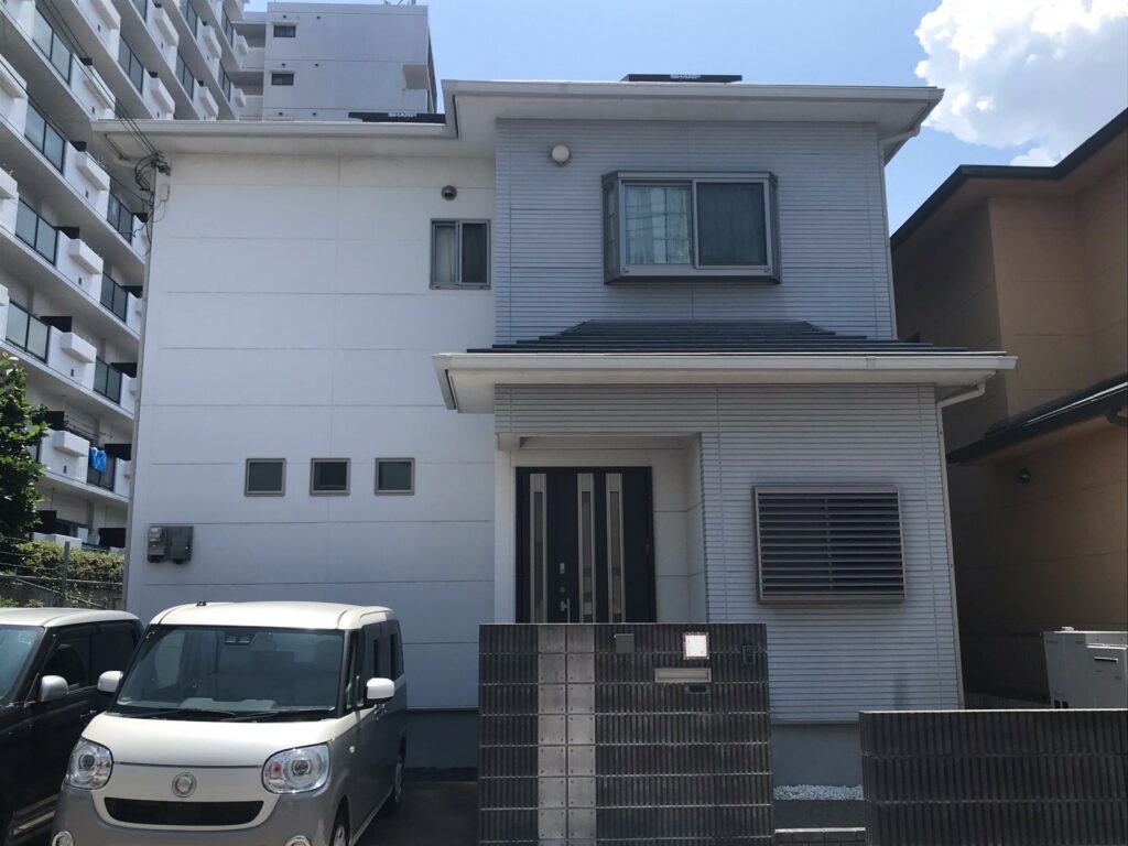 【岸和田市 外壁塗装】関西リペイントがツートンカラーでおしゃれに仕上げましたの施工前写真