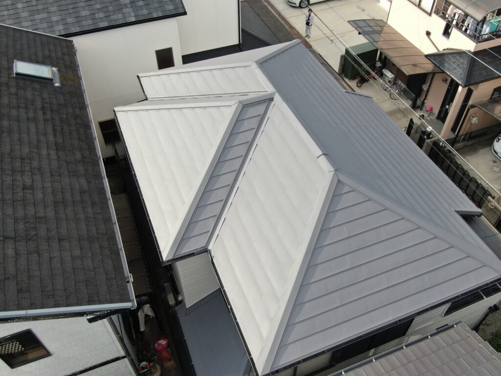 【岸和田市 外壁塗装】S様邸｜パーチグレー×屋根カバー工法で一新した施工事例の施工事例写真03