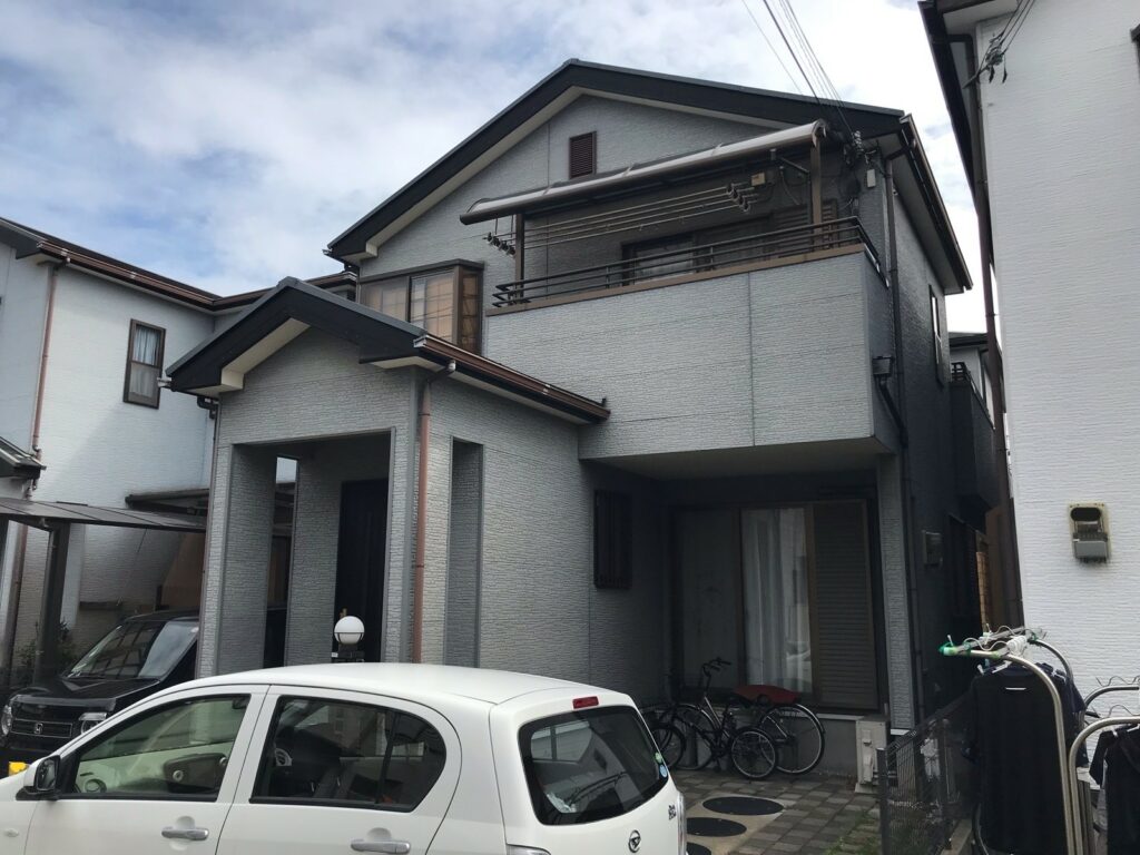 【貝塚市M様邸】屋根下塗り2回で耐久性向上｜外壁・屋根塗装工事の施工前写真