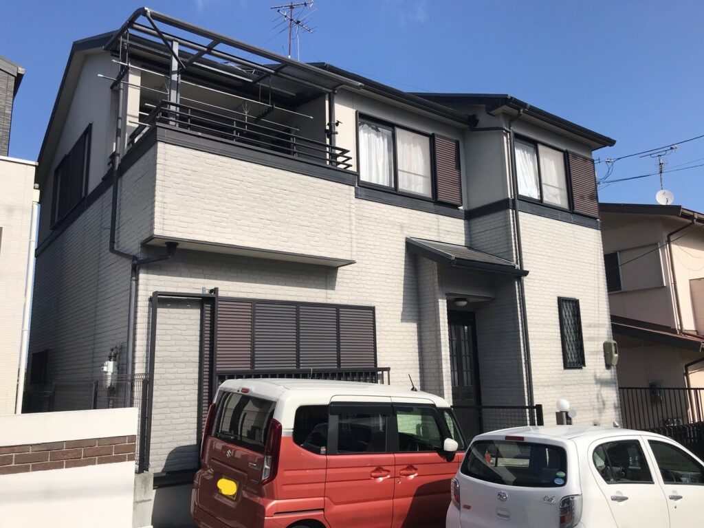 【泉南市 外壁塗装・屋根カバー工法】Y様邸｜プライムPro無機×レジェルーフで高耐久リフォームの施工前写真
