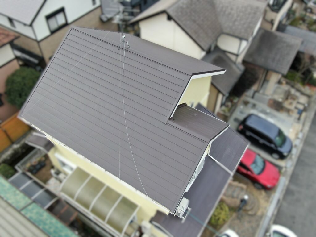 【泉南市O様邸】外壁塗装×屋根カバー工法｜プライムプログロス（レモン）｜レジェルーフダークブラウン｜関西リペイント施工事例の施工事例写真04