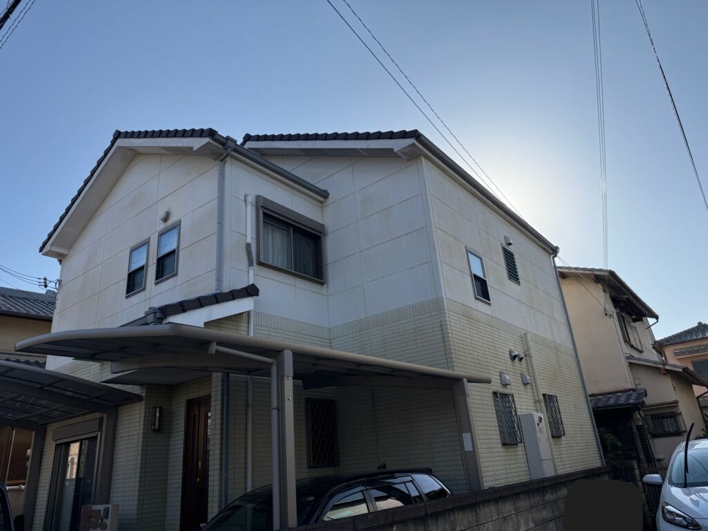 【泉大津市】パワーボード外壁を上品なツートンカラーで塗装｜プライムプログロス仕上げ｜U様邸施工事例の施工前写真