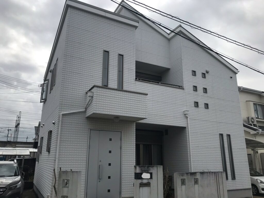 【泉佐野市H様邸】外壁塗装工事｜色褪せた外壁が新築のような美しい白さに復活の施工前写真