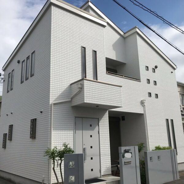 【泉佐野市H様邸】外壁塗装工事｜色褪せた外壁が新築のような美しい白さに復活