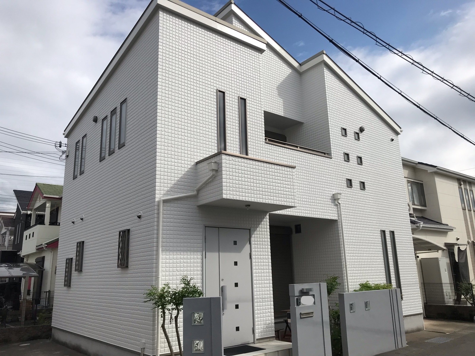 【泉佐野市H様邸】外壁塗装工事｜色褪せた外壁が新築のような美しい白さに復活