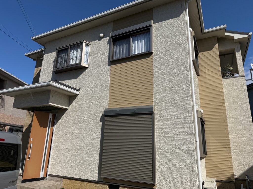 【泉南市A様邸】外壁塗装・屋根塗装工事｜22-75B（7分艶）× SR-132（3分艶）の上品なツートン仕上げの施工前写真