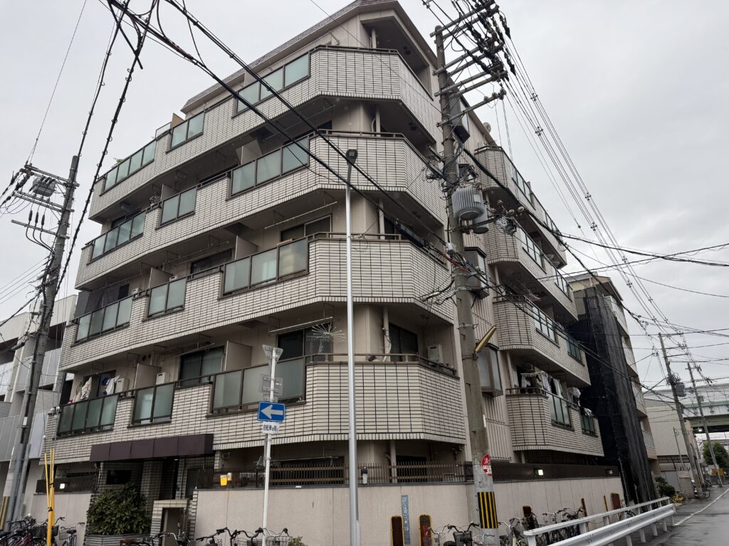 「大阪市西成区 マンション外壁塗装・屋上防水工事｜共用階段・鉄部塗装施工事例」の施工前写真