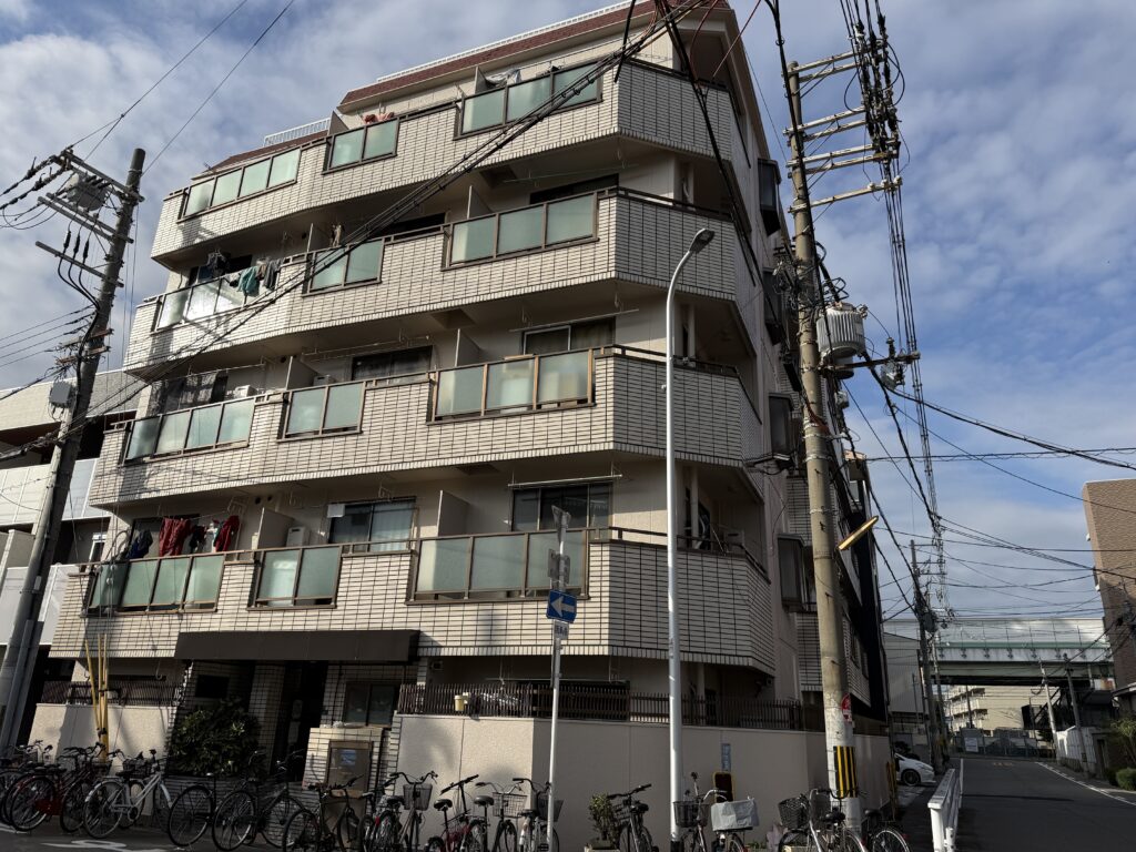 「大阪市西成区 マンション外壁塗装・屋上防水工事｜共用階段・鉄部塗装施工事例」の施工事例写真03