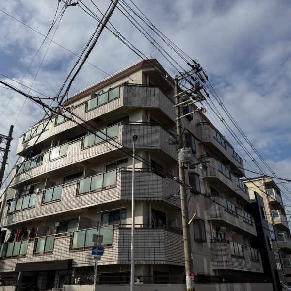 「大阪市西成区 マンション外壁塗装・屋上防水工事｜共用階段・鉄部塗装施工事例」