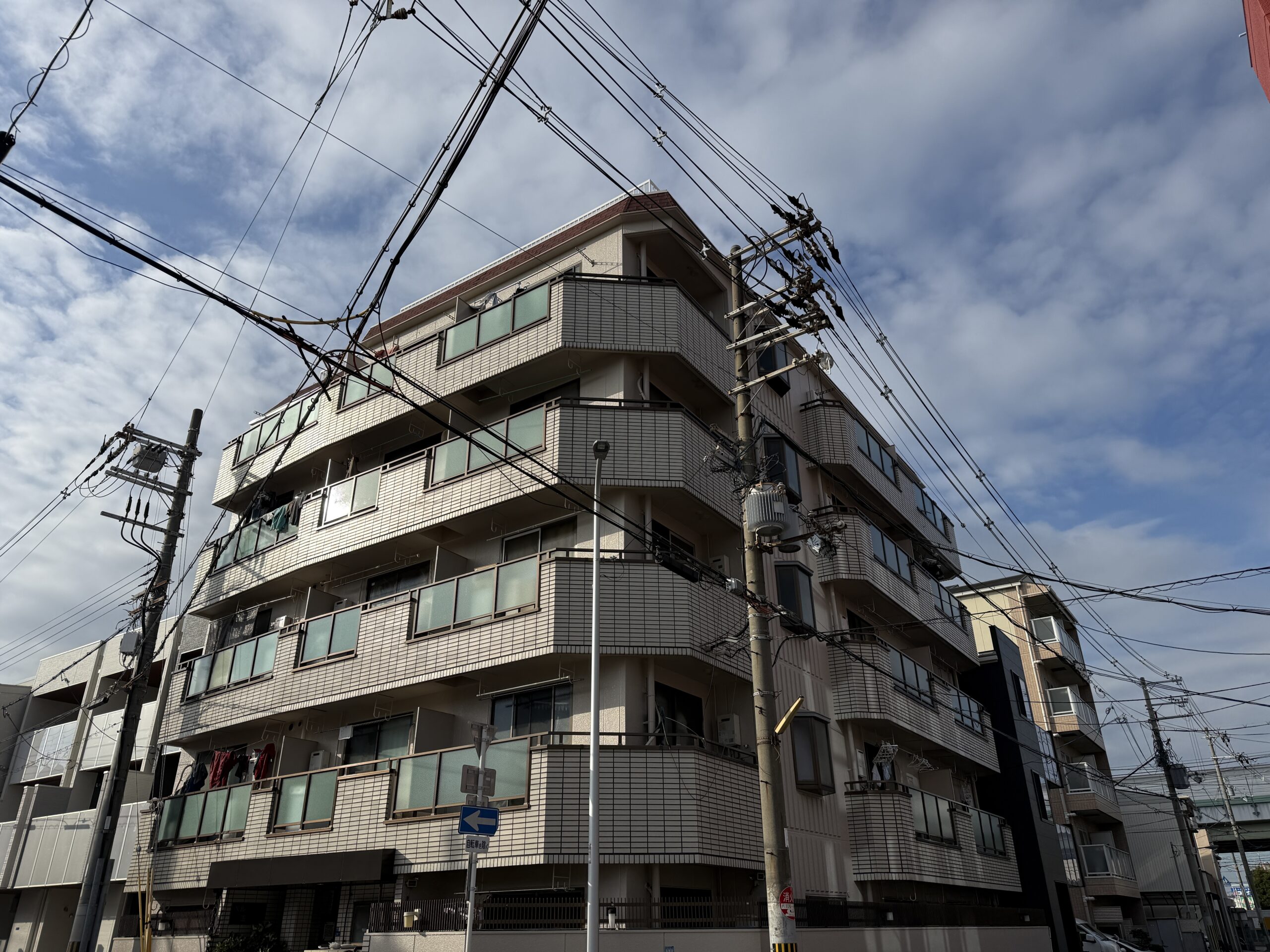 「大阪市西成区 マンション外壁塗装・屋上防水工事｜共用階段・鉄部塗装施工事例」